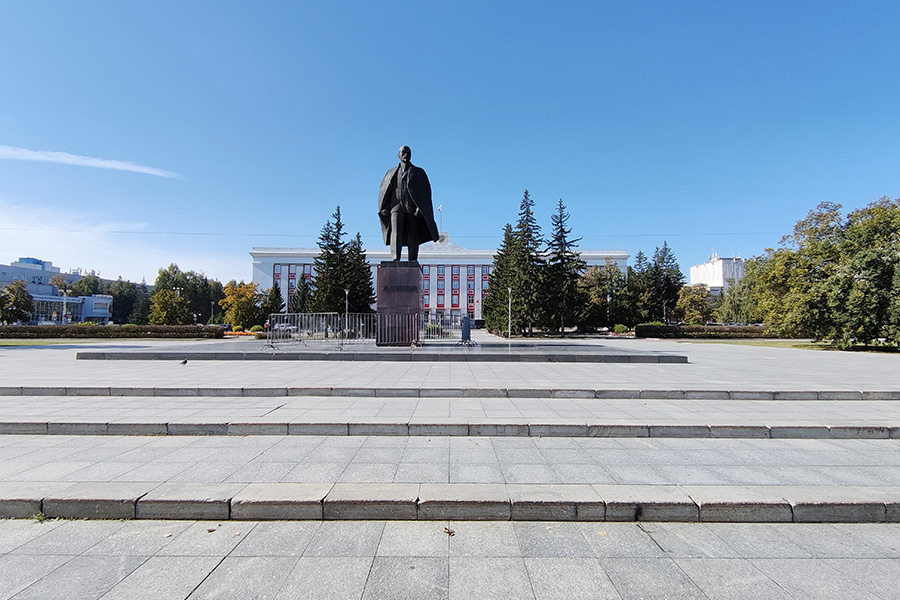 Памятник Ленину на площади Советов в Барнауле