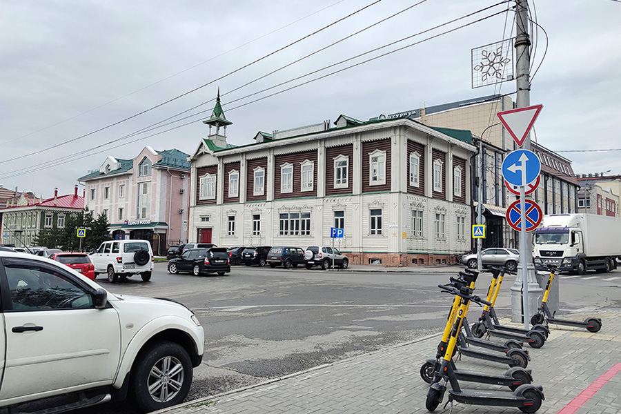 Казенная женская гимназия с домовой церковью в Барнауле